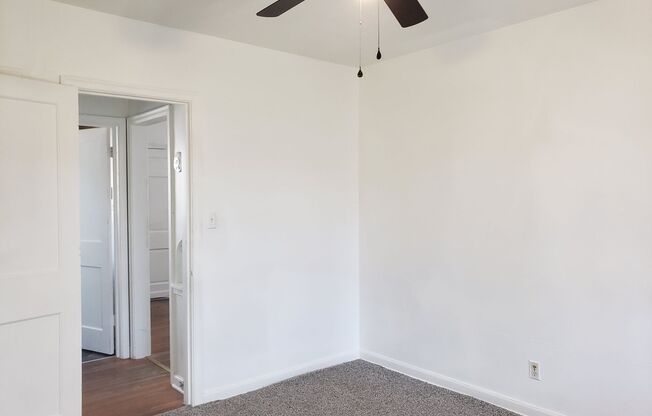1 bed / 1 bath apartment available now!