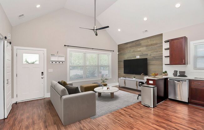 Newer Build Single Family in Washington Heights!