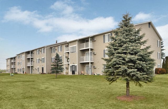 Courtyard With Green Space at Martin Estates Apartments, Indiana