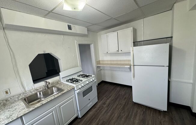 3 beds, 1 bath, $1,350, Unit Unit 2