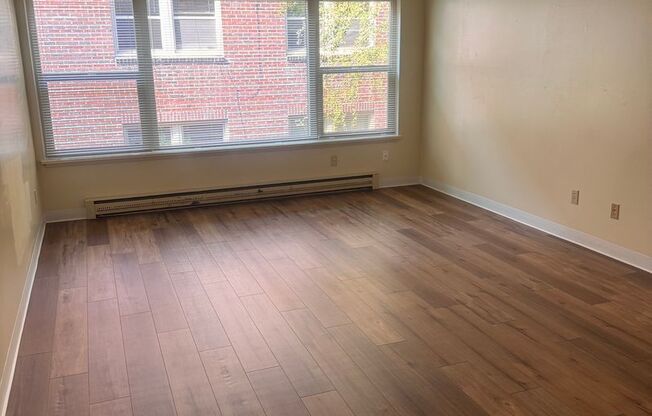 Avante Apartments - Charming, Centrally Located  Building with Off Street Parking!