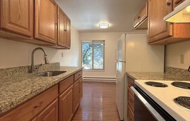 2 beds, 1 bath, 619 sqft, $1,900, Unit 302