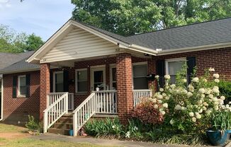 Cozy & Charming 2 Bedroom Duplex Near Winthrop!