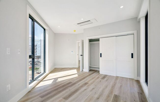 2 beds, 1 bath, $2,700, Unit 206