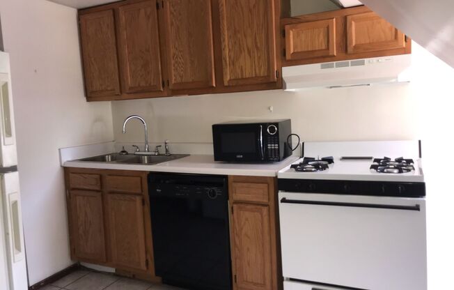 Studio, 1 bath, $725, Unit C