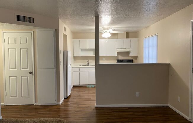 2 beds, 1 bath, 806 sqft, $1,300, Unit 106