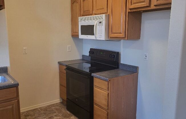 2 beds, 1 bath, 850 sqft, $1,150, Unit 101 E Center - A