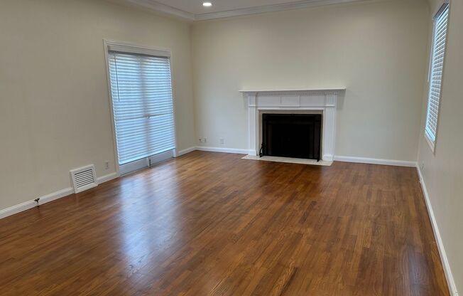 EPIC REA - Great Corner Lakeside Home - 3 BR/2 BA/Parking