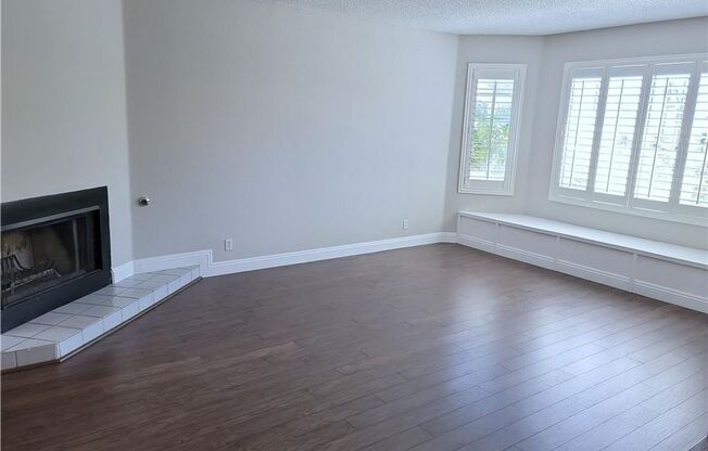 HIGHLY DESIRABLE "THE LAKES" COMMUNITY!!
