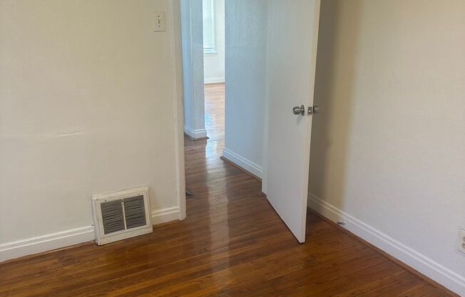 1 MONTH FREE WITH A 1 YEAR LEASE - 2 bed 1 bath Conveniently located in Overland