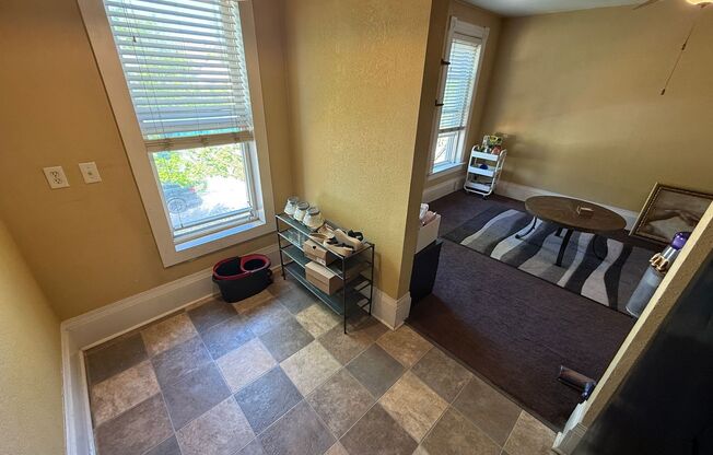 1000 E. Locust St. / 2906 N. Weil St.