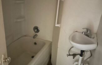 Studio, 1 bath, 525 sqft, $500, Unit 4