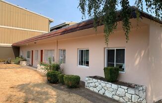 Fully Refreshed Westmoreland 3bd in Plex. Onsite laundry. Shared courtyard