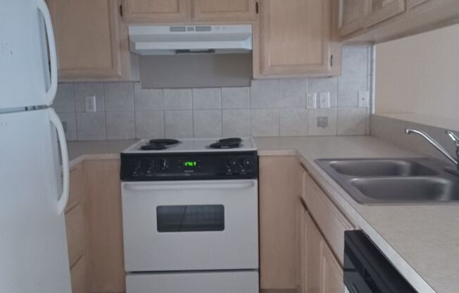 1 bed, 1.5 baths, $675, Unit 14