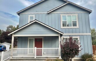 Large Corner Lot 3 bed/2.5 Bath in NE Bend! 2521 NE Cretia