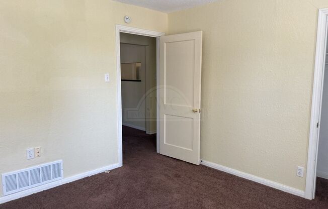 2 beds, 1 bath, $995