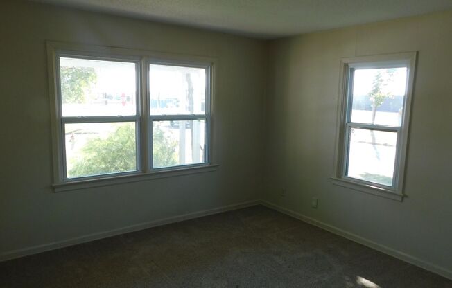 2 beds, 1 bath, $1,100, Unit 2755 S Greenwood - Main House