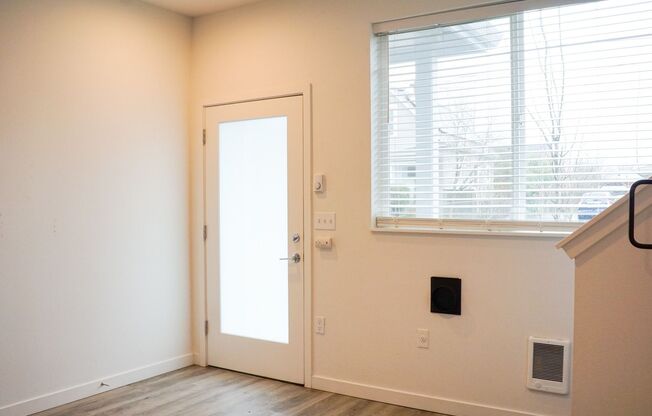 Incredible Specials: Immaculate 1-Bedroom Townhouse w/ A MONTH FREE, $300 + APPS ON US!