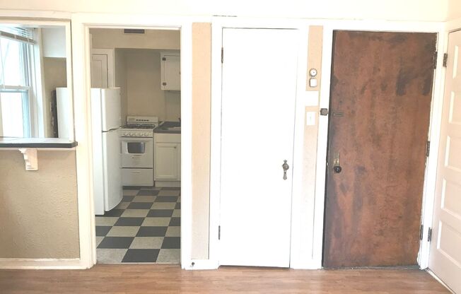 Studio, 1 bath, $795, Unit 33