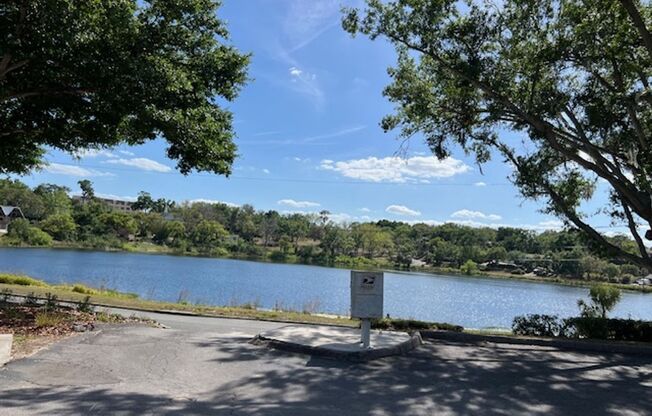 Sunnyside Lakeview 2br/2ba Apartment
