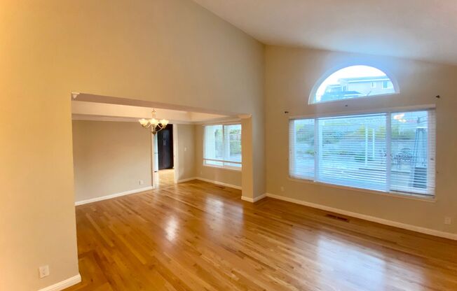 Gorgeous 4-bedroom Home Located in Cameron Hills Neighborhood of Fremont!