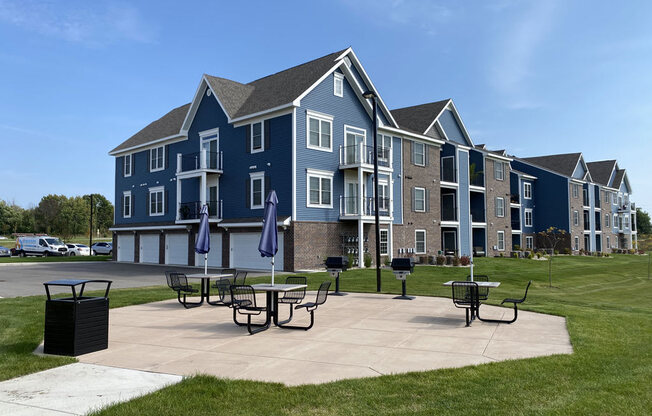 Grilling Area with Seating at Meadowbrooke Apartment Homes, Grand Rapids, 49512