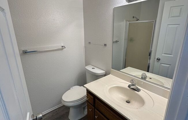 Gorgeous, spacious townhouse in West Lancaster! MOVE IN READY
