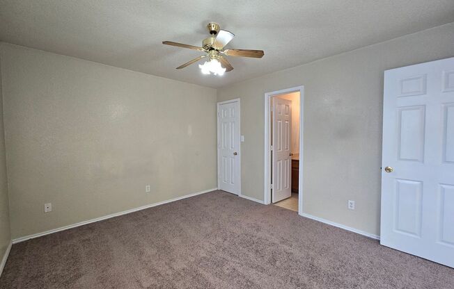 3 beds, 2 baths, $895, Unit 2808 Leroy Circle - B