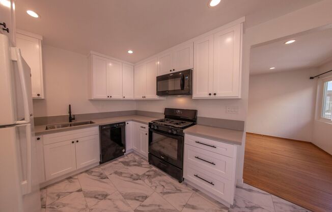 2BR 1BA Apartment in University Heights - Newly Remodeled, Fresh Paint, No Carpet, onsite W/D, Pet Friendly