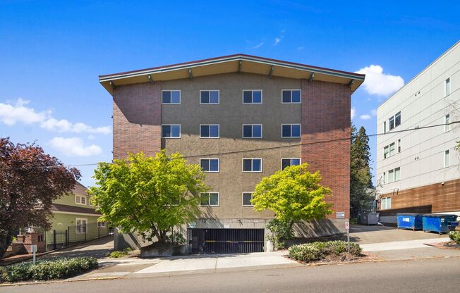 3b2b bedroom apartment near UW!  Up to 2 month months FREE!