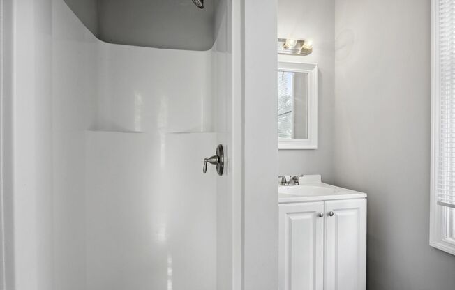 2 beds, 2 baths, $1,600, Unit B