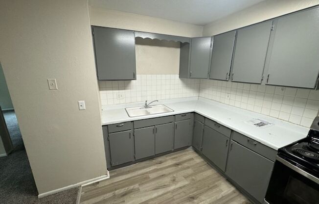 2 beds, 1 bath, 800 sqft, $850, Unit Unit #12