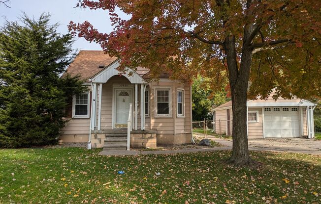 19985 Kenosha 3Bed/2 Bath with formal dining room Located in Harper Woods