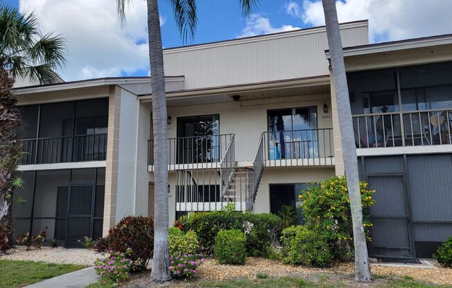 Annual UNfurnished renovated top floor condo short drive to Siesta Key