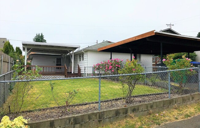 3 bedroom Ramble House in Manette- Hardwood and Fireplace!