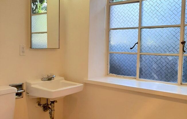 1 bed, 1 bath, 810 sqft, $1,300, Unit 103