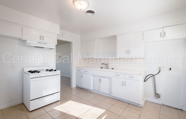 2 beds, 1 bath, 750 sqft, $1,150, Unit 3300 N Chester Apt A