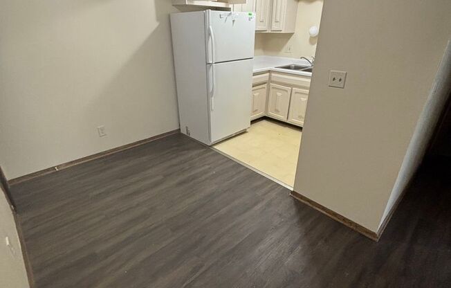 1 bed, 1 bath, 700 sqft, $899, Unit Custer-314