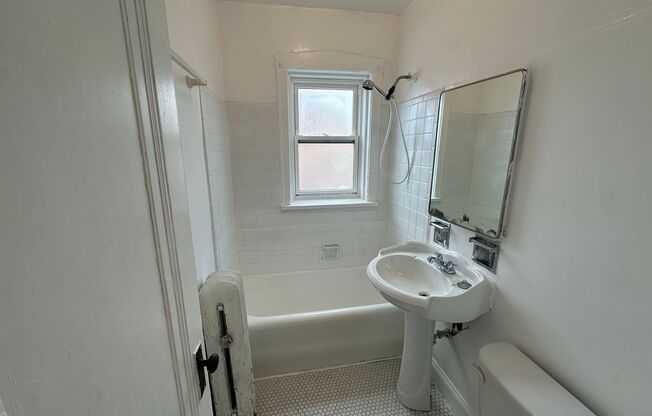 2 beds, 1 bath, 950 sqft, $1,700, Unit 3902-3A