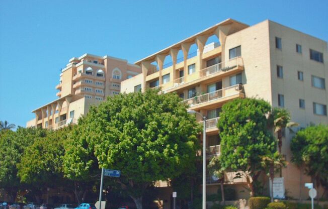 Burton Plaza..Gorgeous Newly Remodeled Studio..Prime Location!