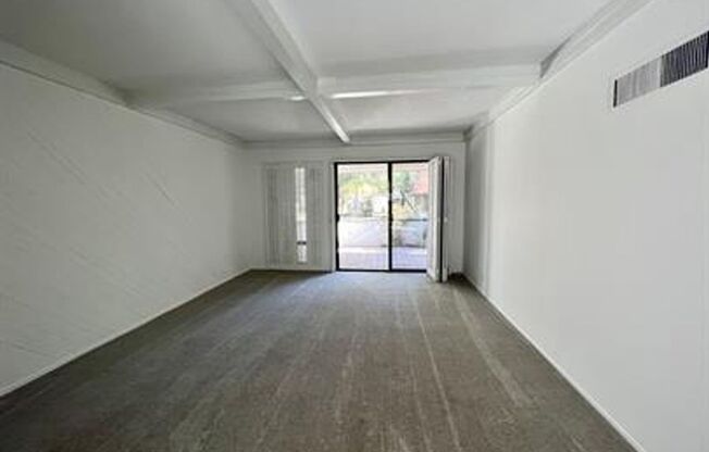 Spacious single story townhouse