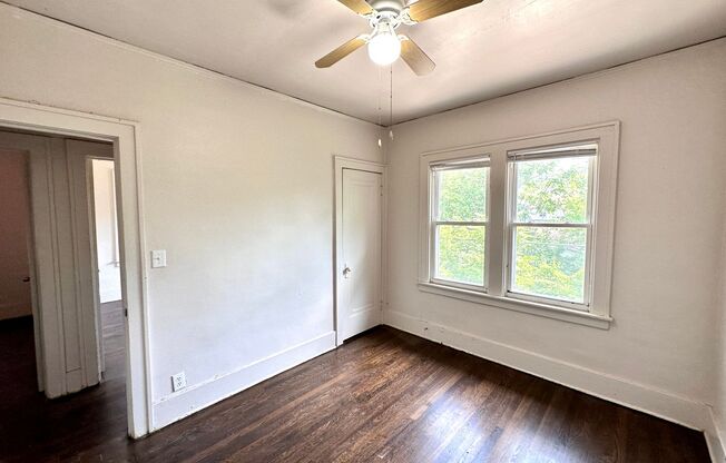 4 beds, 1 bath, $1,000, Unit 3279 Calvert St - Upper