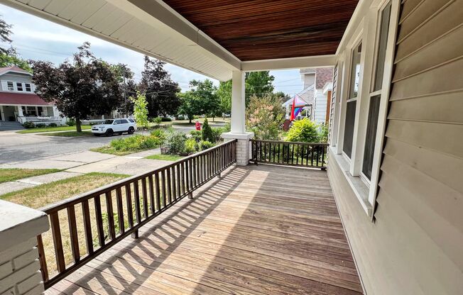 1431 Pine NW - Walk to Richmond Park!  Water included