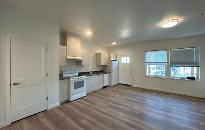 Studio, 1 bath, 639 sqft, $1,300