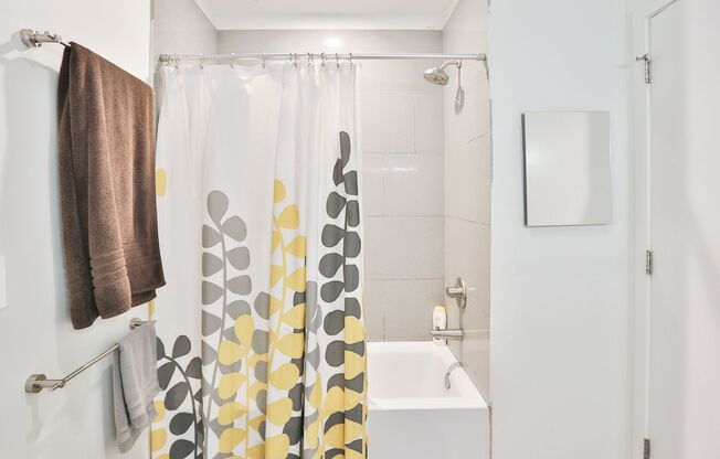 3 beds, 2 baths, 1,300 sqft, $3,995, Unit 408