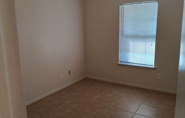 2 beds, 1 bath, 825 sqft, $1,100, Unit Unit C