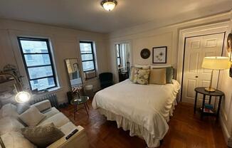 325 W 71 ST