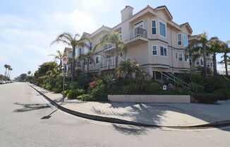 Stunning 3-Bedroom Home with Spectacular Ocean Views from a Spacious Rooftop Deck!