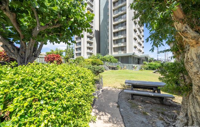 $2300 / 2 BD, 1 BA, 1 parking Condo in Hono Hale Towers