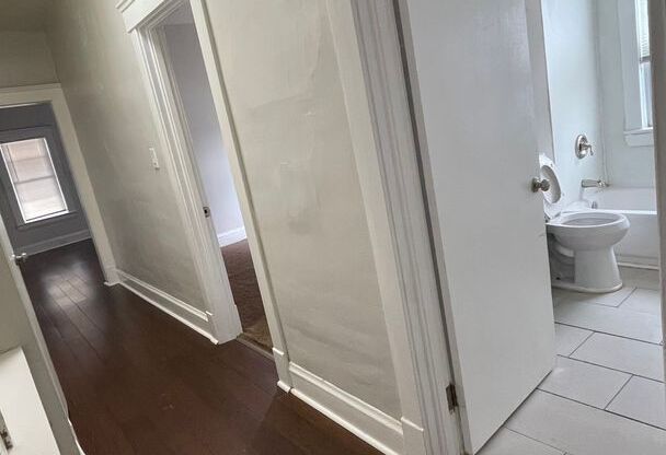 Completely remodeled 2 bedroom apartment near Case Weston Reserve University